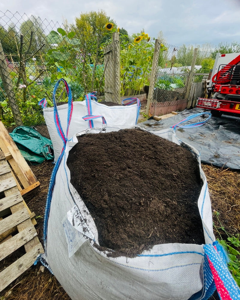 Load image into Gallery viewer, Growers Choice Fruit &amp; Vegetable Compost 850 - 1600 Litre Bag
