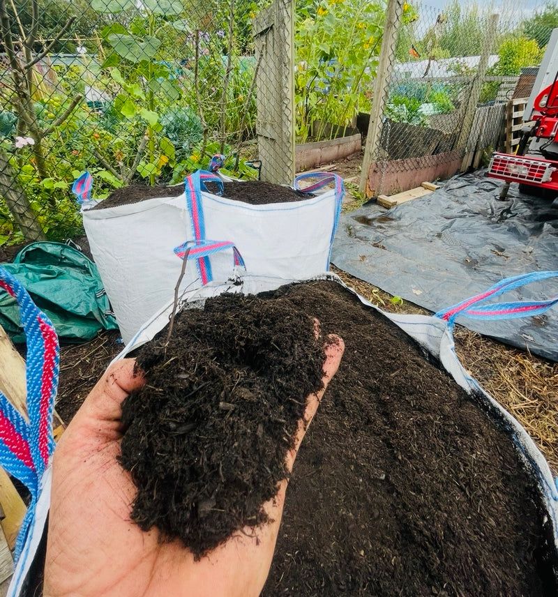 Load image into Gallery viewer, Growers Choice Fruit &amp; Vegetable Compost 850 - 1600 Litre Bag
